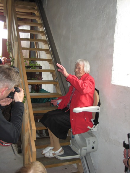 Museets sæsonåbning den 9. maj 2010. Karen Skomager på 100 år indvier stoleliften til 1. sal på museet. Fotograf ukendt