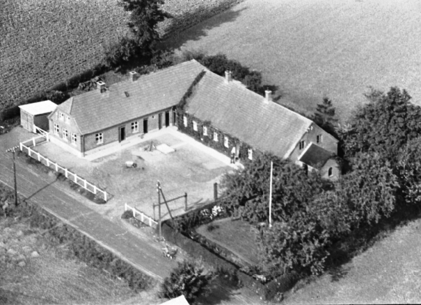 Klattrup Skole Klattrup Bygade 22 - 24, Det Kongelige Bibliotek Aalborg Luftfoto 1948 - 1952