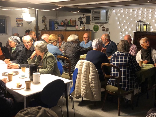 Aftenens ca. 80 deltagere fik kaffe i laden. Erik mente, at der kun kunne være 60 personer i laden, som der var til hans 60 års fødselsdag. Men nu overvejer han, om der skal inviteres 80 til hans 80 årsdagen.